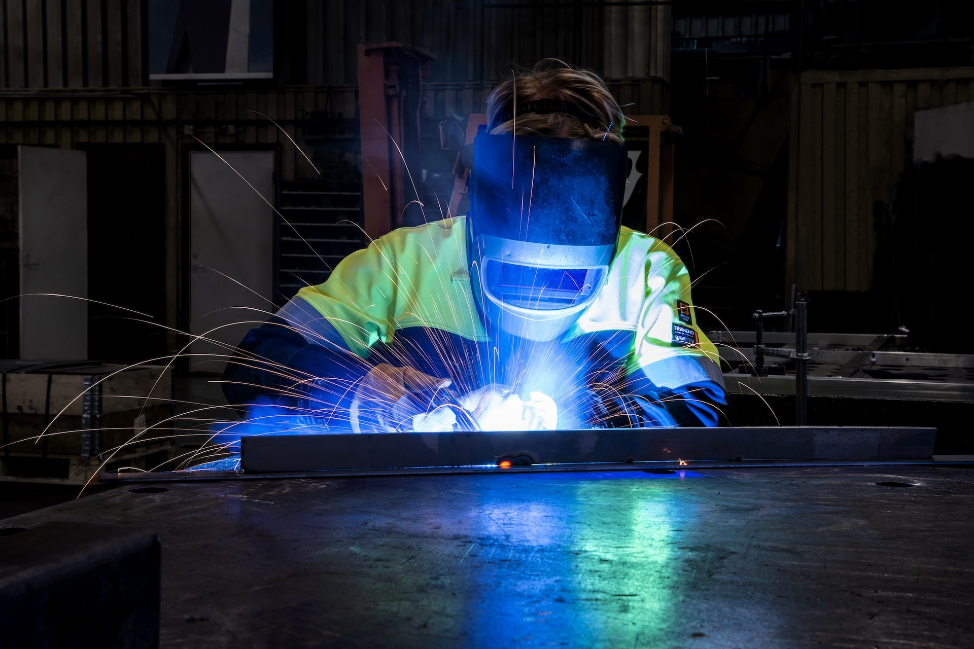Svetsare iförd skyddskläder från Tranemo Workwear