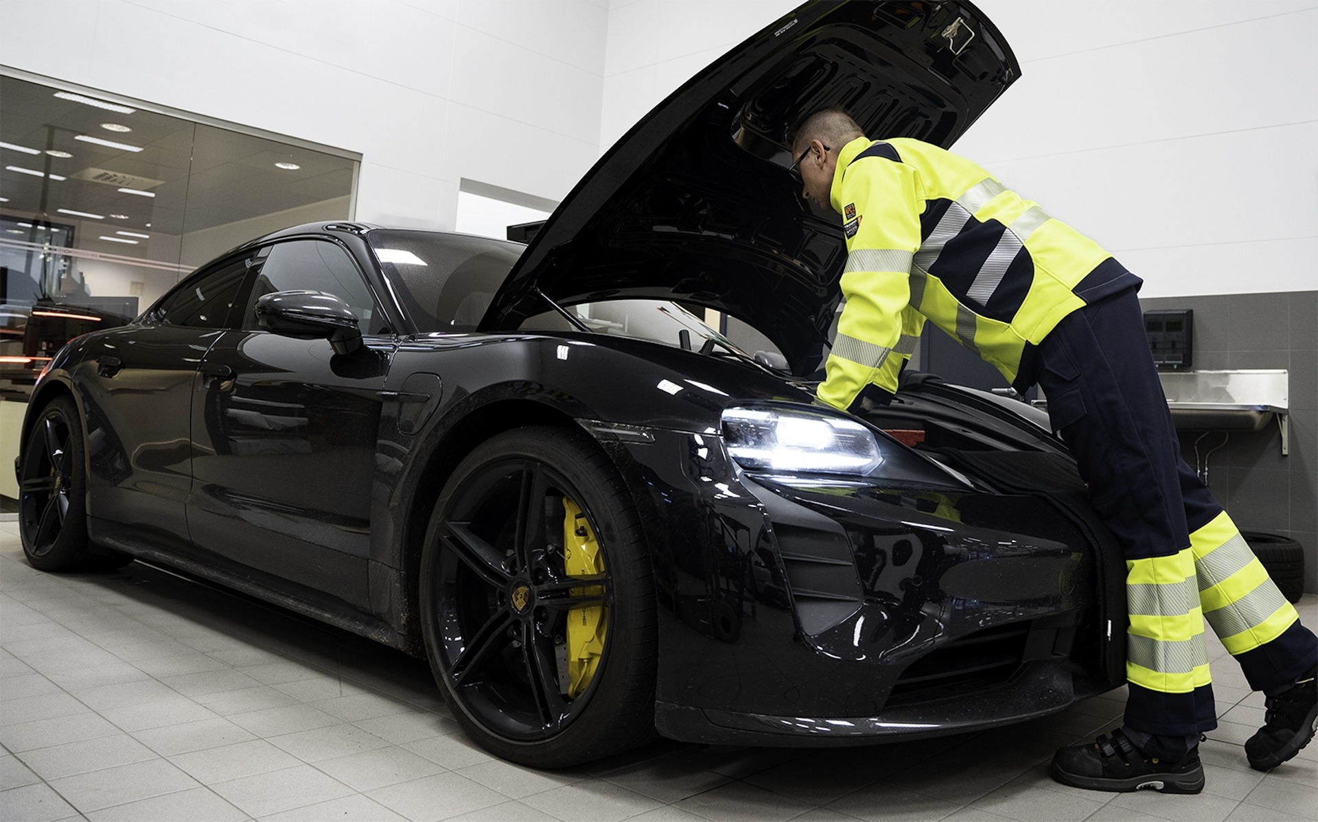 Arbete med elbil iförd skyddskläder från Tranemo