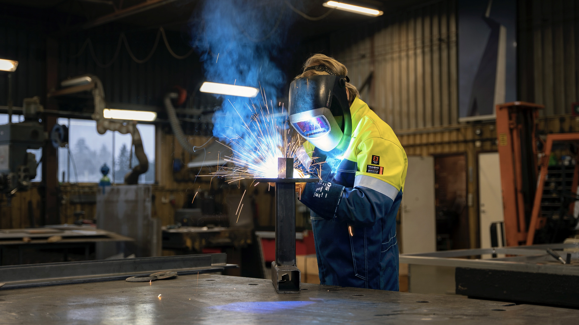 Svetsare arbetar i Tranemo flamskyddskläder